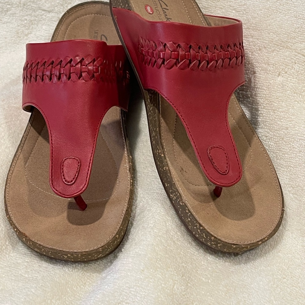 Clarks Unstructured red leather thong sandal. Size 8W
